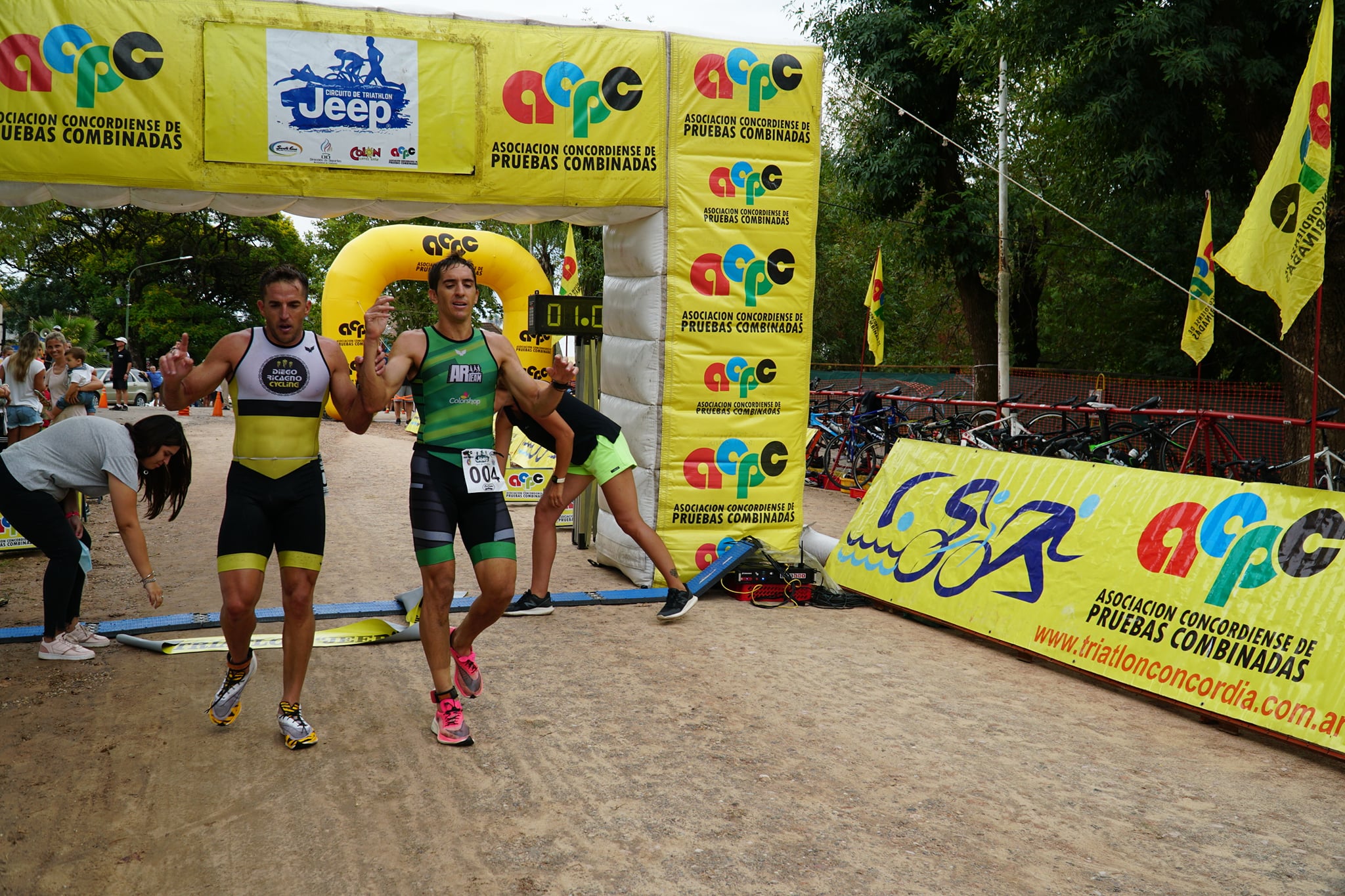 ALEJANDRO RICAGNO Y MARÍA VICTORIA RIVERO GANARON EL TRIATLÓN DE COLÓN