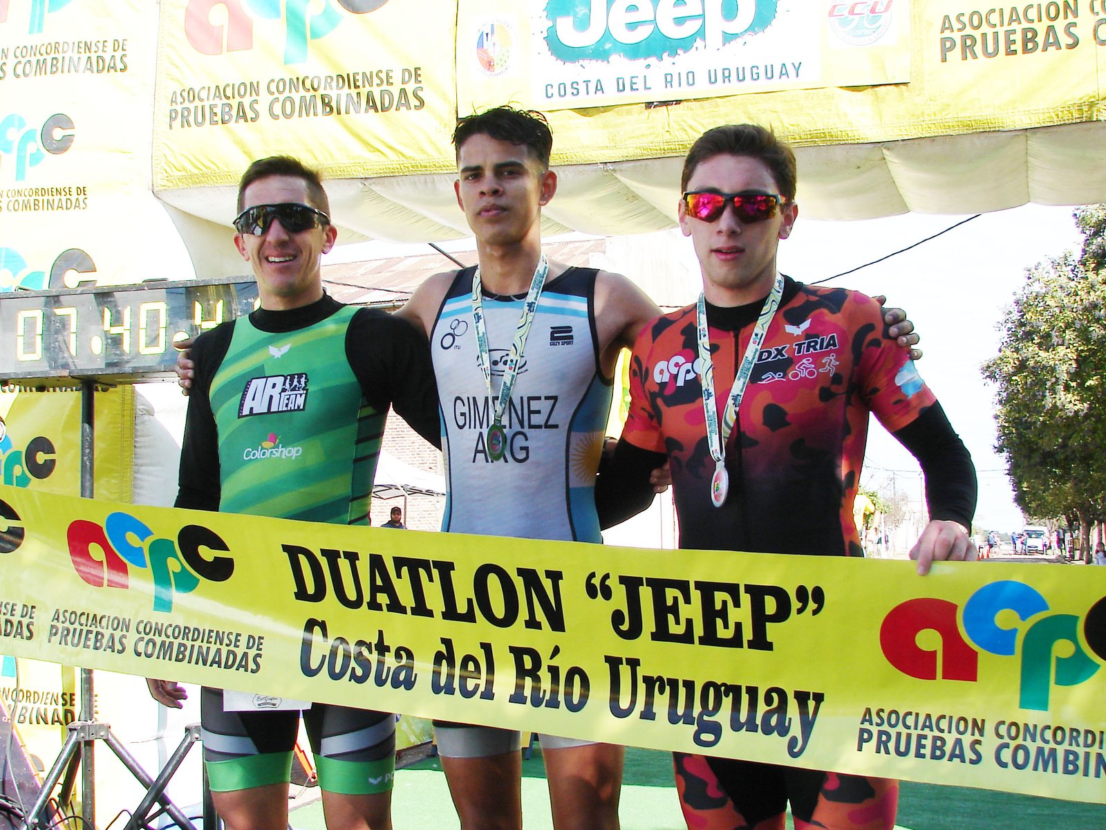 LA PARANAENSE YAMILA ALARCÓN Y EL PACEÑO KEVIN GIMÉNEZ GANARON EL DUATLÓN JEEP DE LOS CHARRÚAS