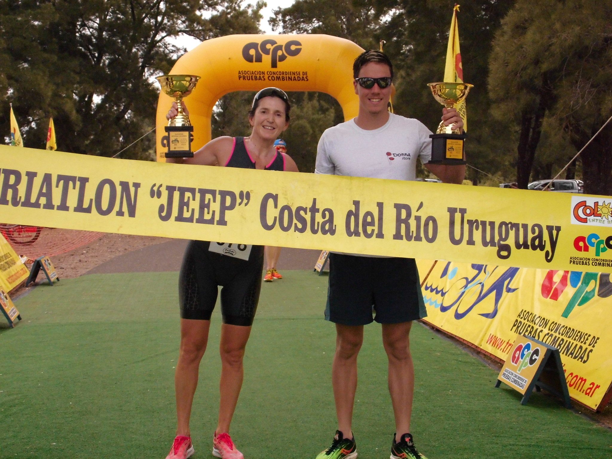 LA CHAJARIENSE SABINA GOYENECHE Y EL FEDERAENSE TOMÁS BENÍTEZ TRIUNFARON EN LA 1 FECHA DEL TRIATLÓN JEEP