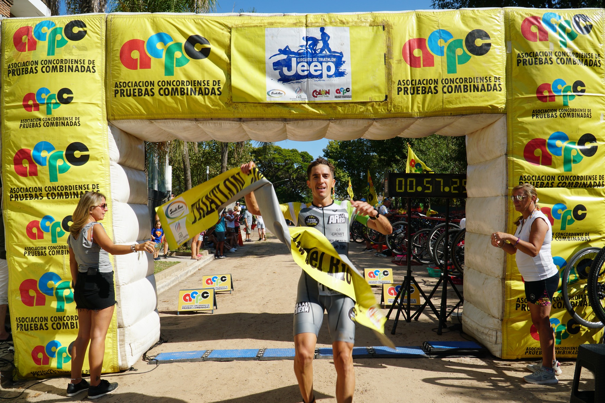 RICAGNO Y GOYENECHE GANARON EL TRIATLÓN EN COLON